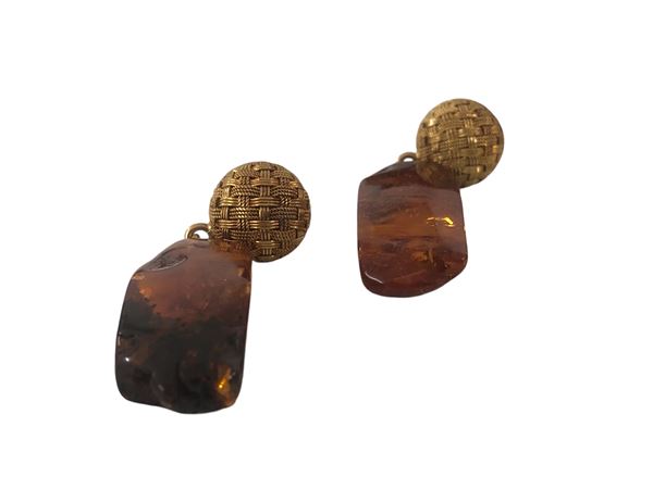 YELLOW GOLD EARRING AND AMBER