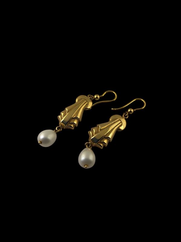 YELLOW GOLD AND PEARL EARRING