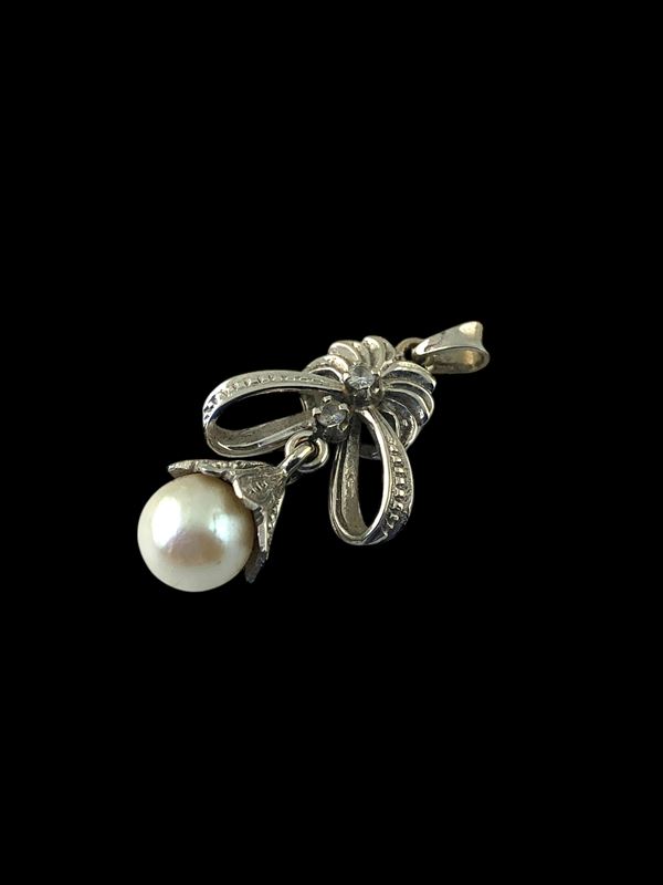 WHITE GOLD AND PEARL PENDANT