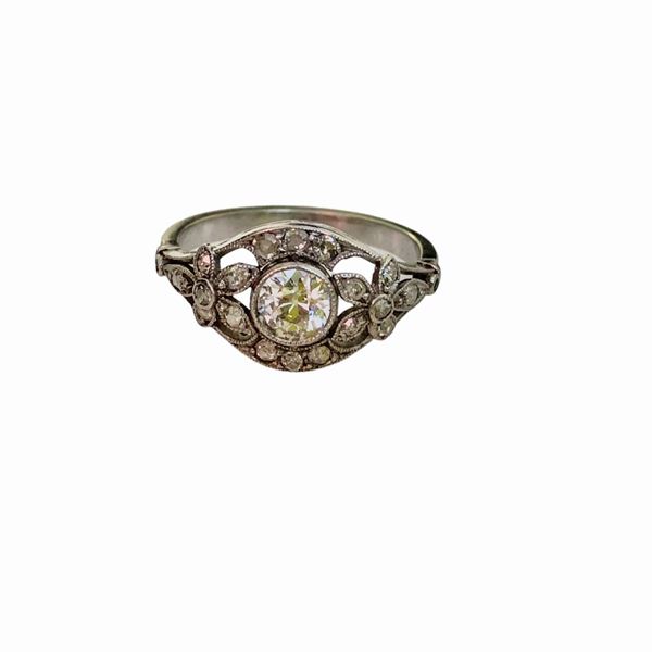DIAMOND AND PLATINUM RING CIRCA 1930