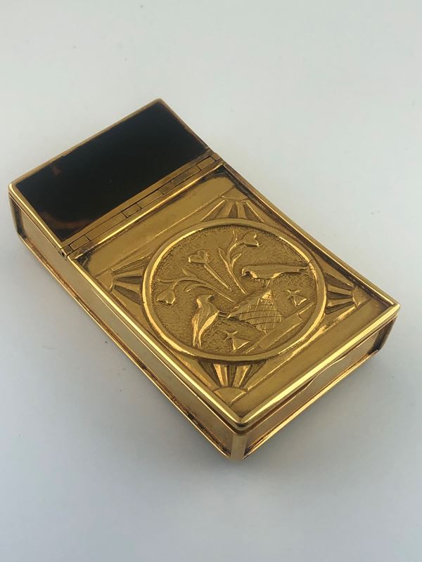 A GOLD SNUFF BOX