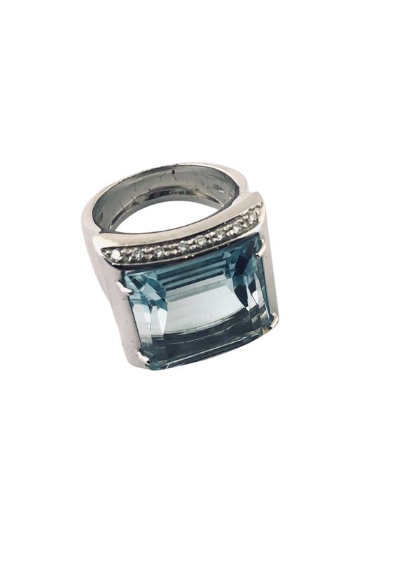 WHITE GOLD TOPAZ RING