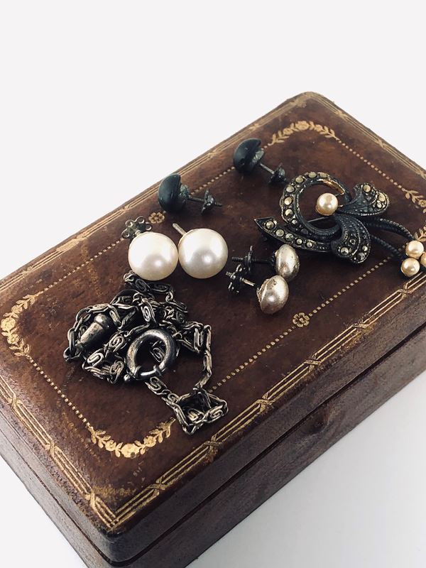 PEARL EARRINGS,BROOCH AND SILVER CHAIN