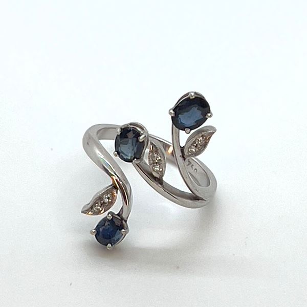 Yellow gold diamond annd sapphire ring