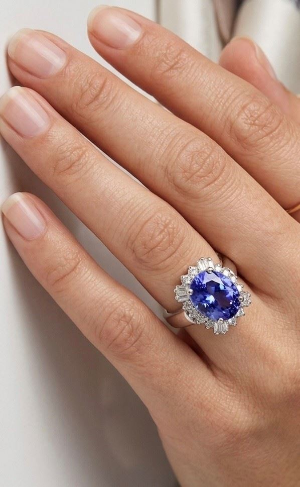 A WHITE GOLD SAPPHIRE AND DIAMOND RING 