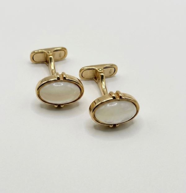 A GOLD MOTHER OF PEARL CUFFLINCKS