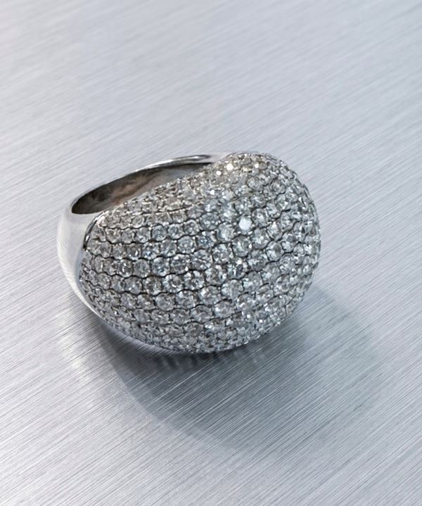 WHITE GOLD AND DIAMOND RING