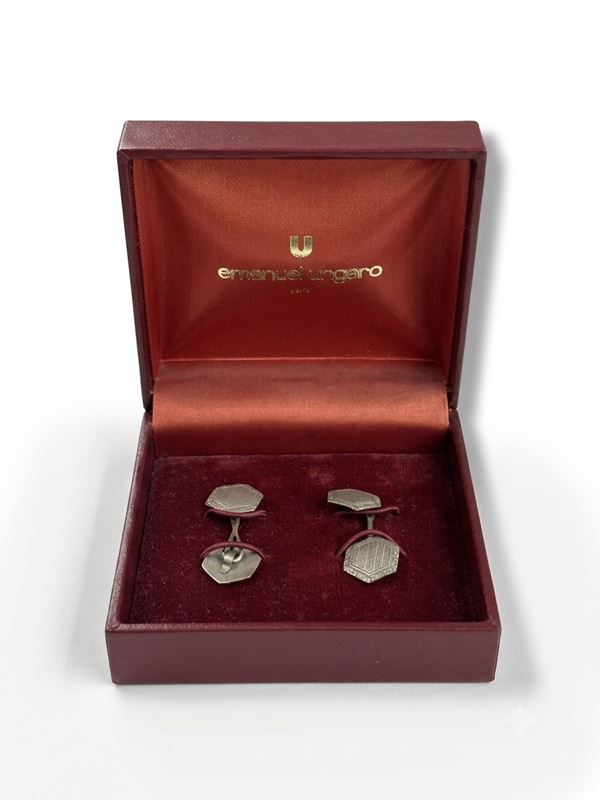 A PAIR OF SILVER CUFFLINKS